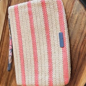 VERA BRADLEY WOVEN "STRAW" BEACH PARROT BIRD DESIGN‎ ZIPPERED BAG WRISTLET PURSE